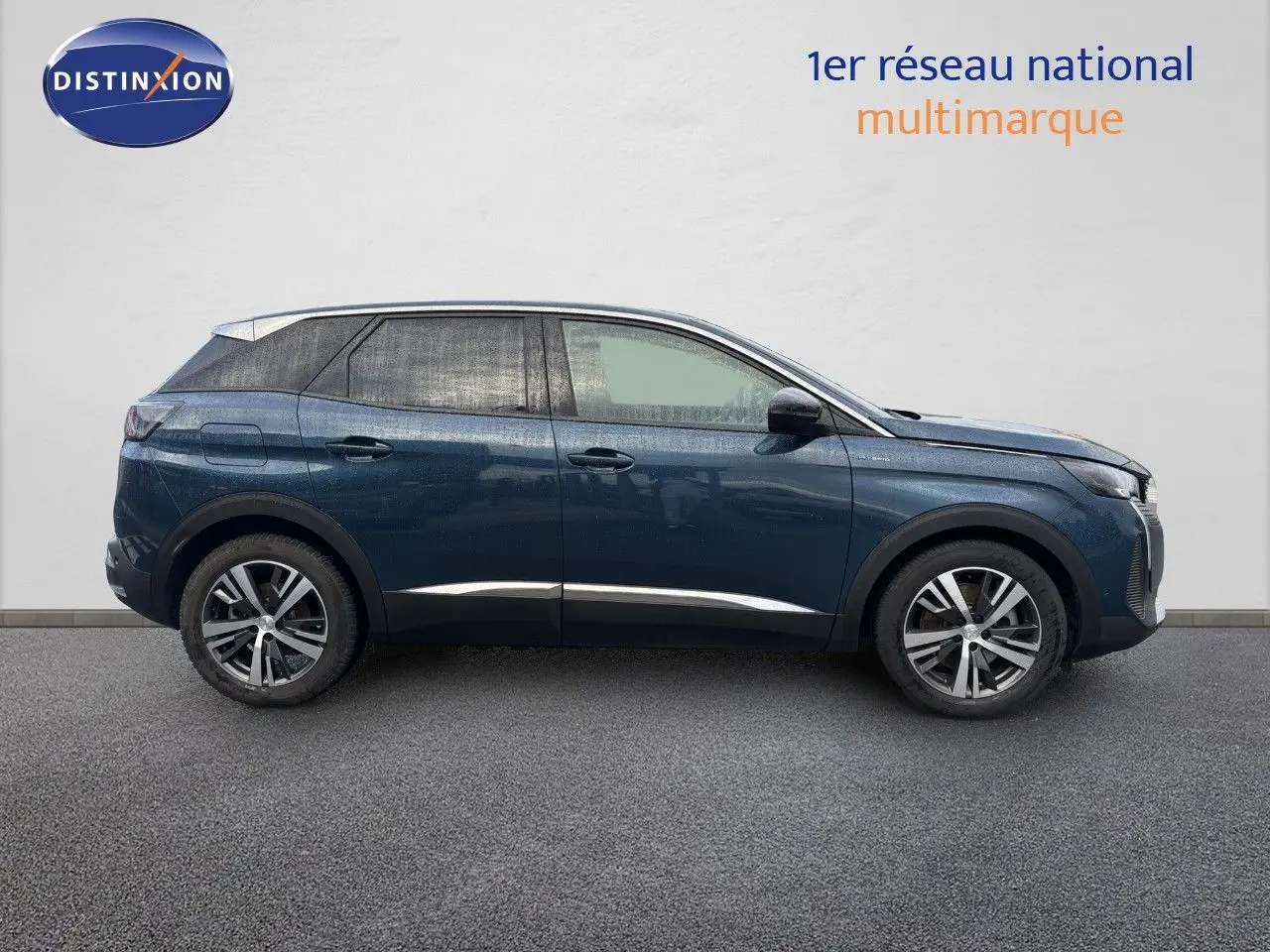 Profil côté gauche du Peugeot 3008 hybride rechargeable bleu Célèbes métal avec jantes alliage et toit noir contrasté.