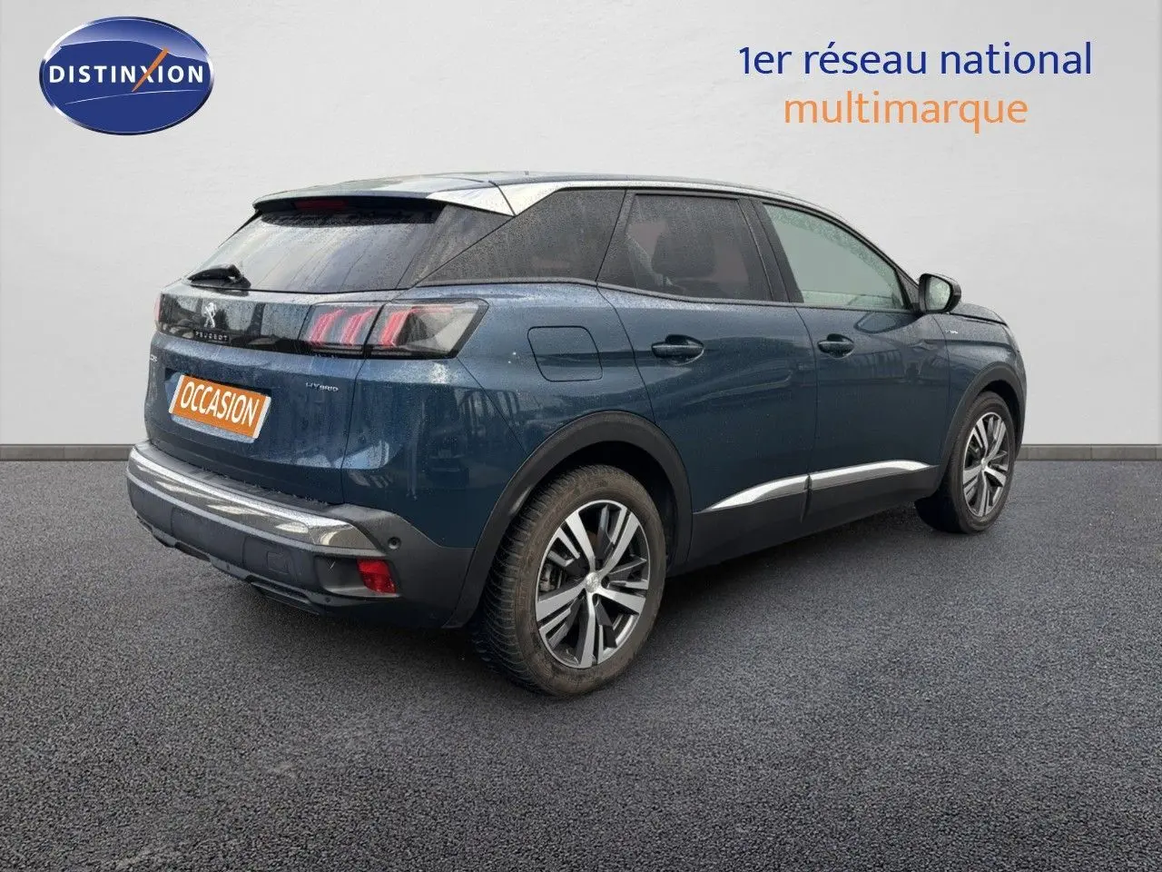 Peugeot 3008 hybride rechargeable bleu Célèbes métal, vue 3/4 arrière droit avec jantes bi-ton et feux LED distinctifs.