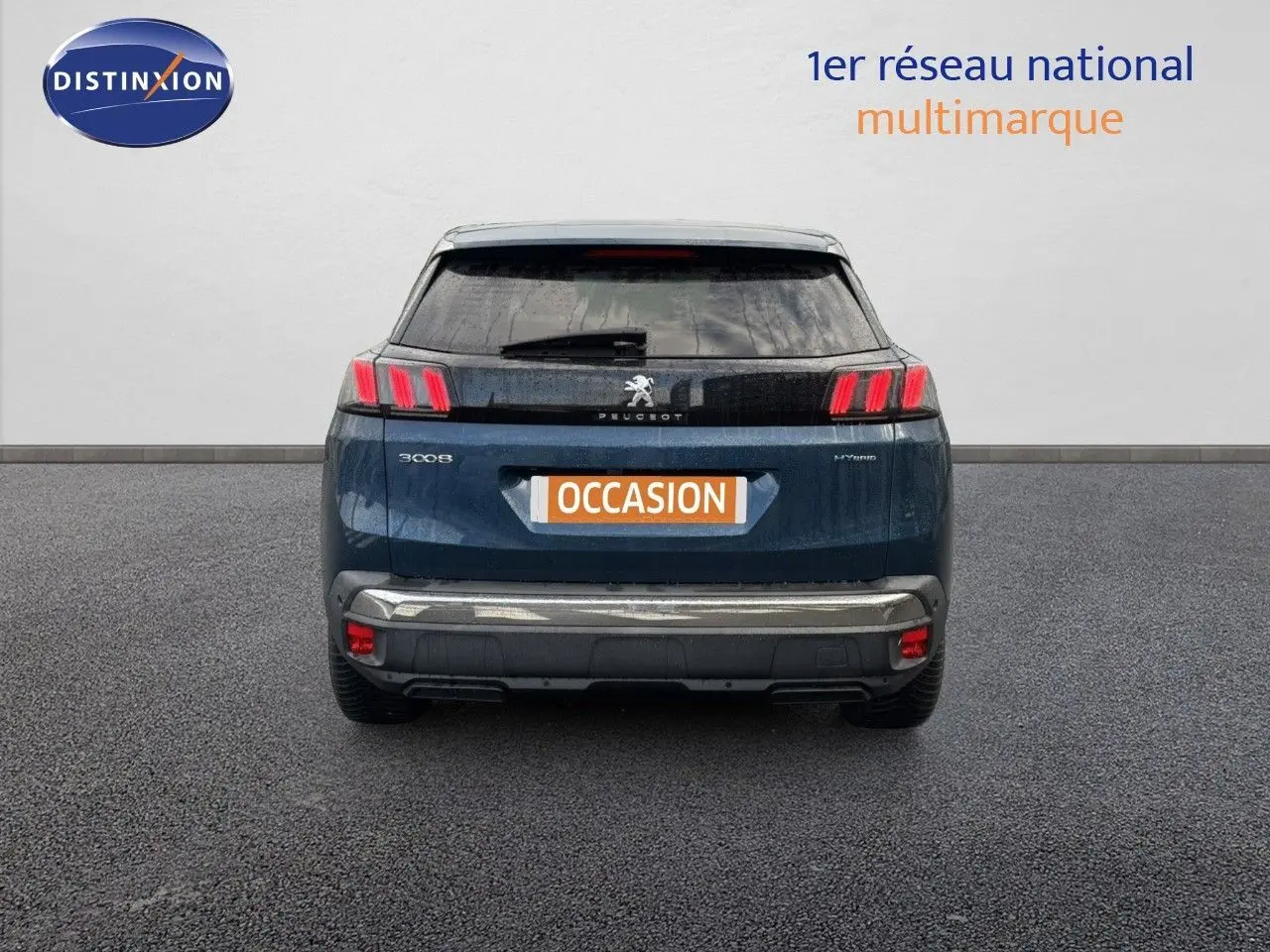 Vue arrière d'un Peugeot 3008 hybride rechargeable bleu Celebes métal avec feux LED caractéristiques et plaque "OCCASION" visible.
