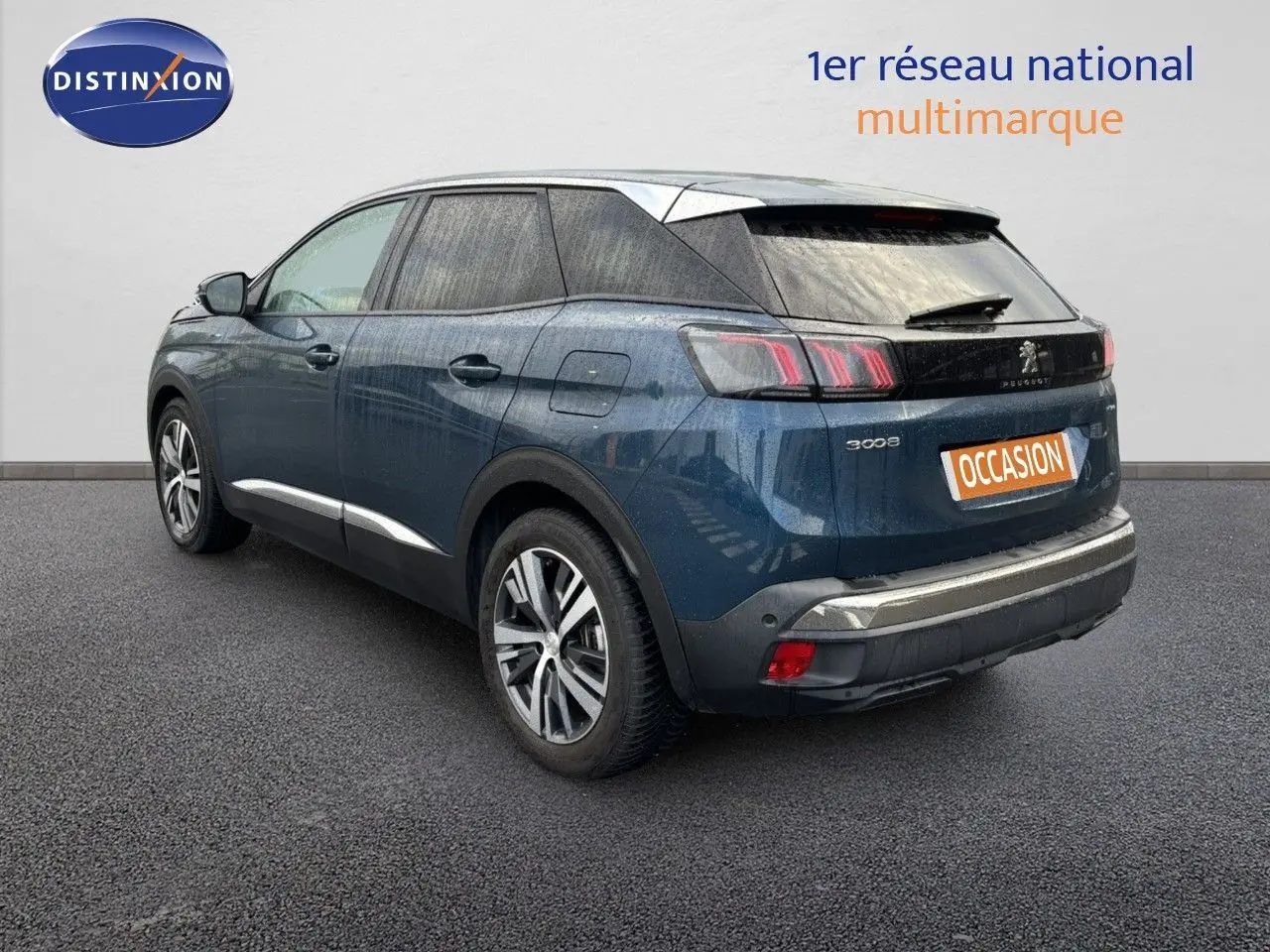 Vue 3/4 arrière droite d'un Peugeot 3008 bleu Célèbes Métal avec jantes bi-ton et feux LED distinctifs.