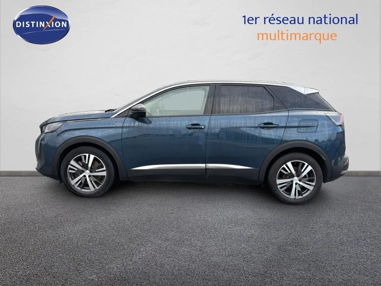 Peugeot 3008 hybride rechargeable bleu Célèbes métal, vue profil côté gauche sur fond neutre.