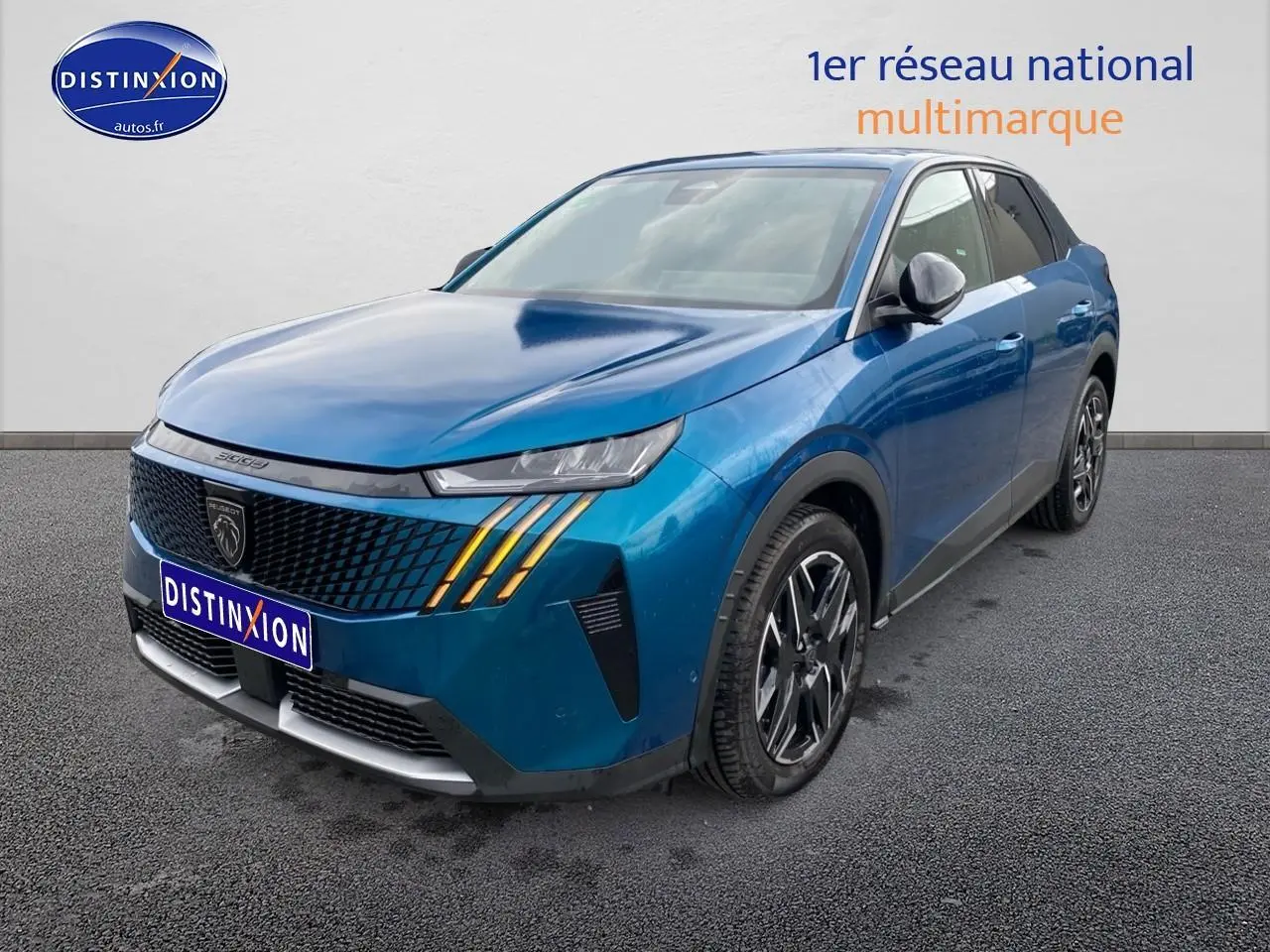 Peugeot 3008 bleu 3/4 avant droit, avec feux LED et jantes alliage distinctives sur sol gris.