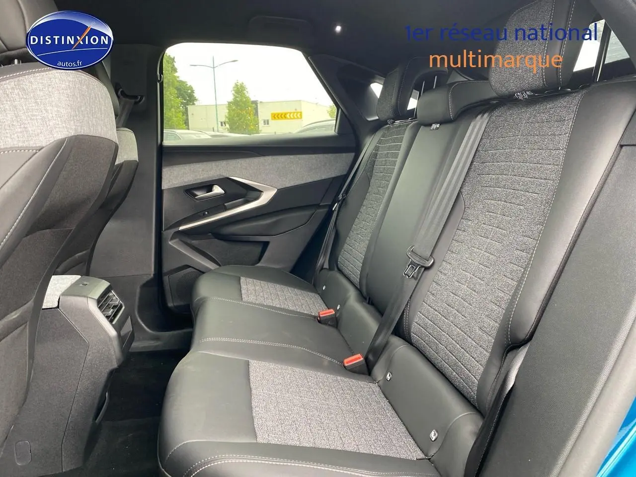Vue latérale droite de l’habitacle arrière du Peugeot 3008 bleu, avec banquette bicolore tissu et cuir.