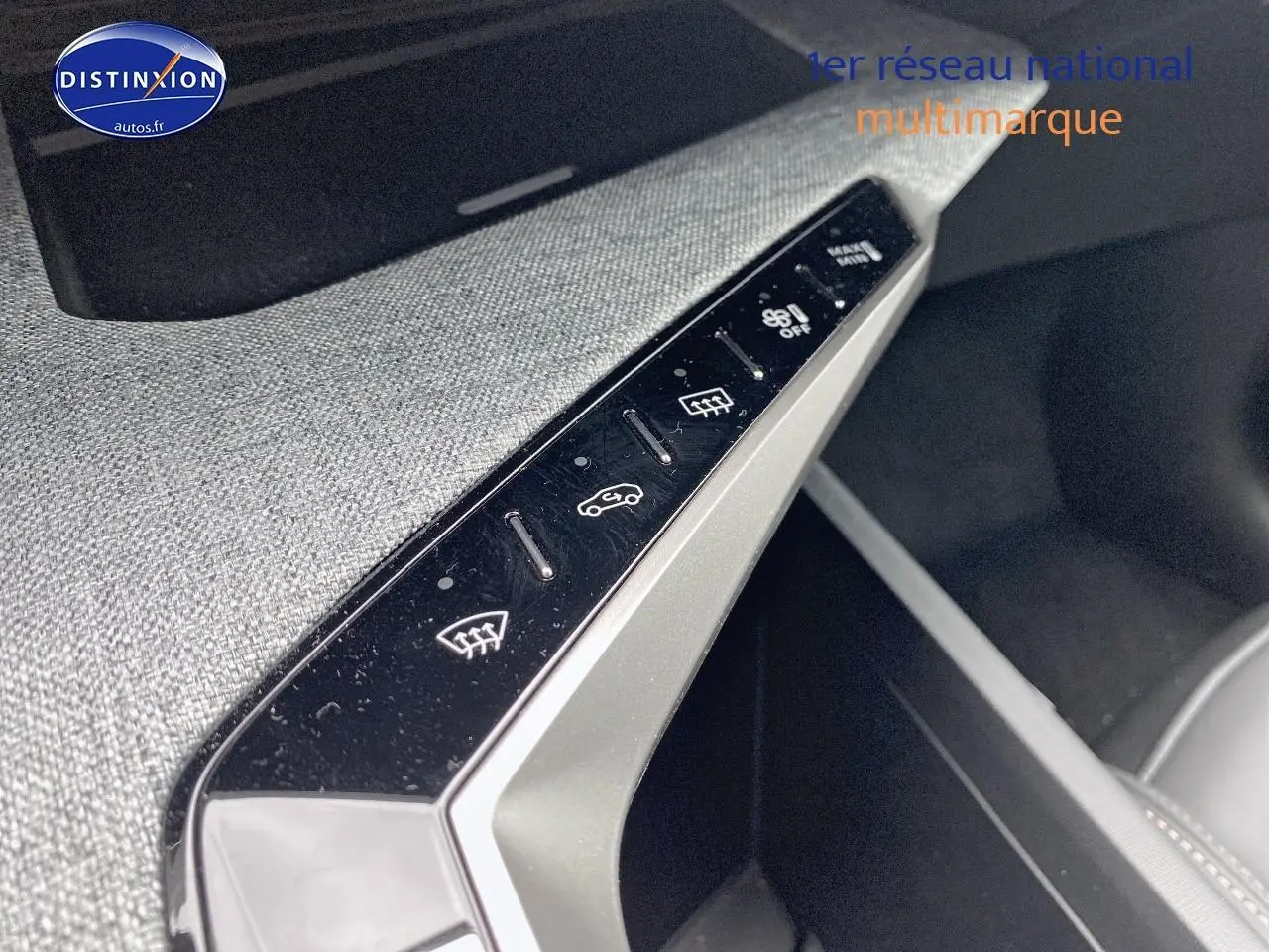 Détail des commandes de climatisation sur la console centrale du Peugeot 3008 bleu, vue intérieure rapprochée.