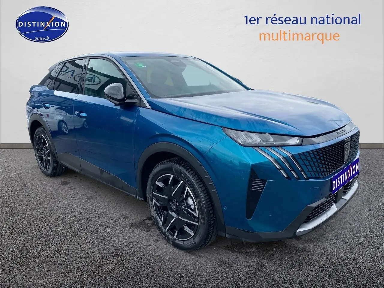 Peugeot 3008 bleu 3/4 avant droit avec calandre distinctive et jantes alliage noires.