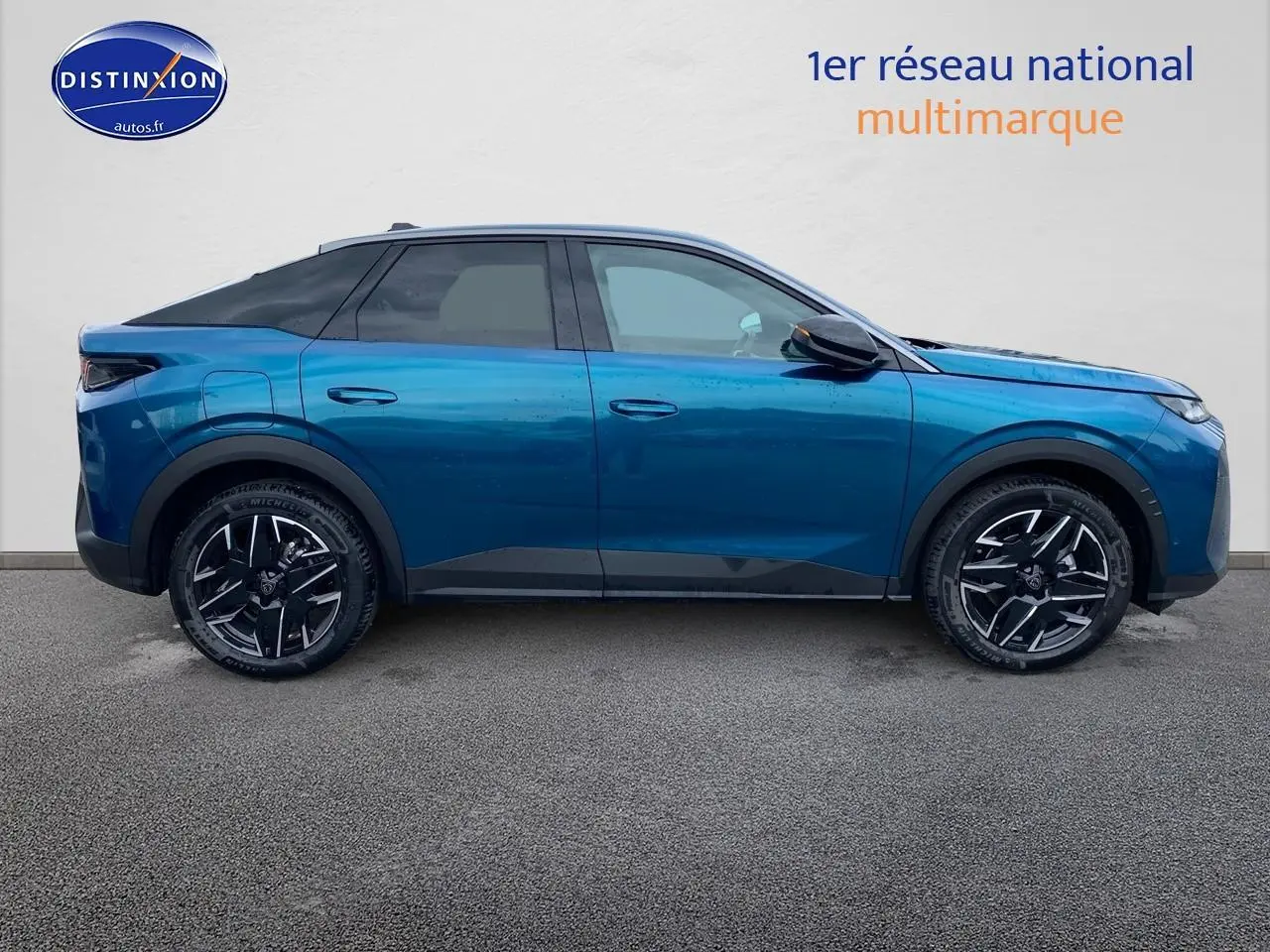 Vue profil droit du Peugeot 3008 1.2 hybrid 145 allure e-dcs6 bleu avec jantes alu noires et toit noir.