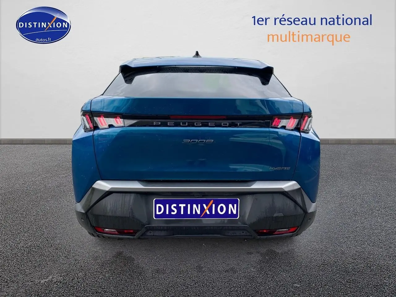 Vue arrière d'un Peugeot 3008 bleu 2025 avec feux LED caractéristiques et becquet arrière visible.