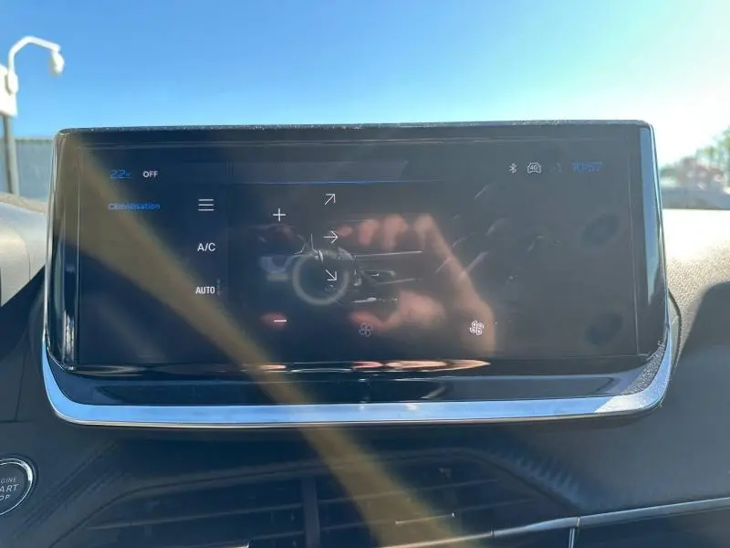 Écran tactile du système multimédia du Peugeot 2008 2025, vue frontale du tableau de bord intérieur.