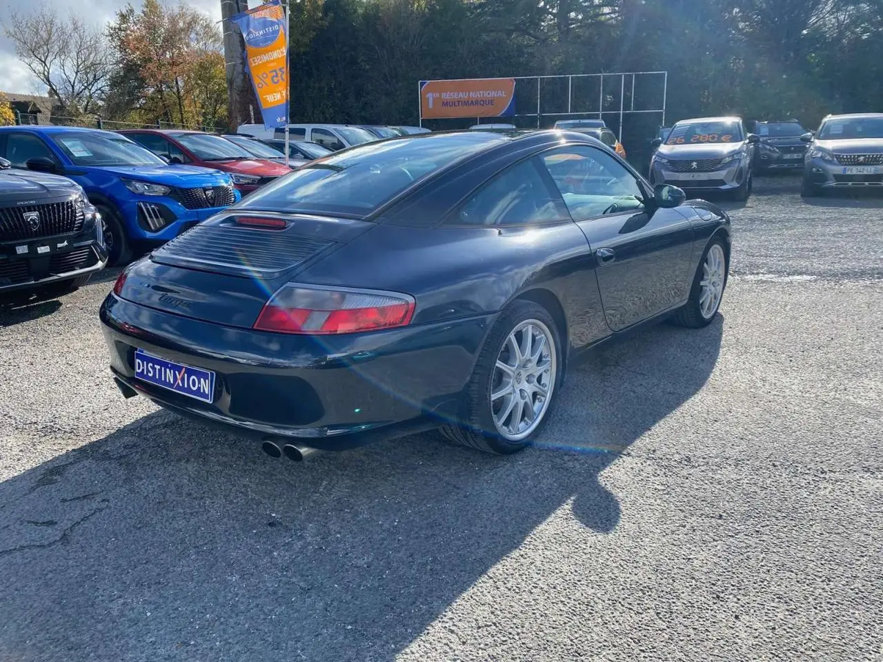 Porsche 911 Targa 996 gris foncé vue 3/4 arrière droit, avec jantes Sport Design 18 pouces et double échappement sport.
