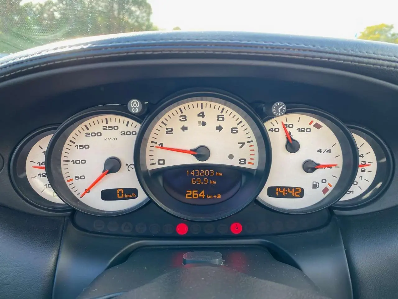 Tableau de bord de Porsche 911 Targa 996 gris foncé, affichage des compteurs et kilométrage à 143203 km.