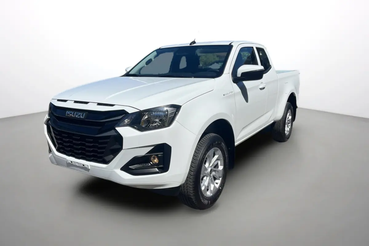 Isuzu D-MAX 2026 blanc Splash white en 3/4 avant droit, avec calandre noire et jantes alu 18 pouces visibles.