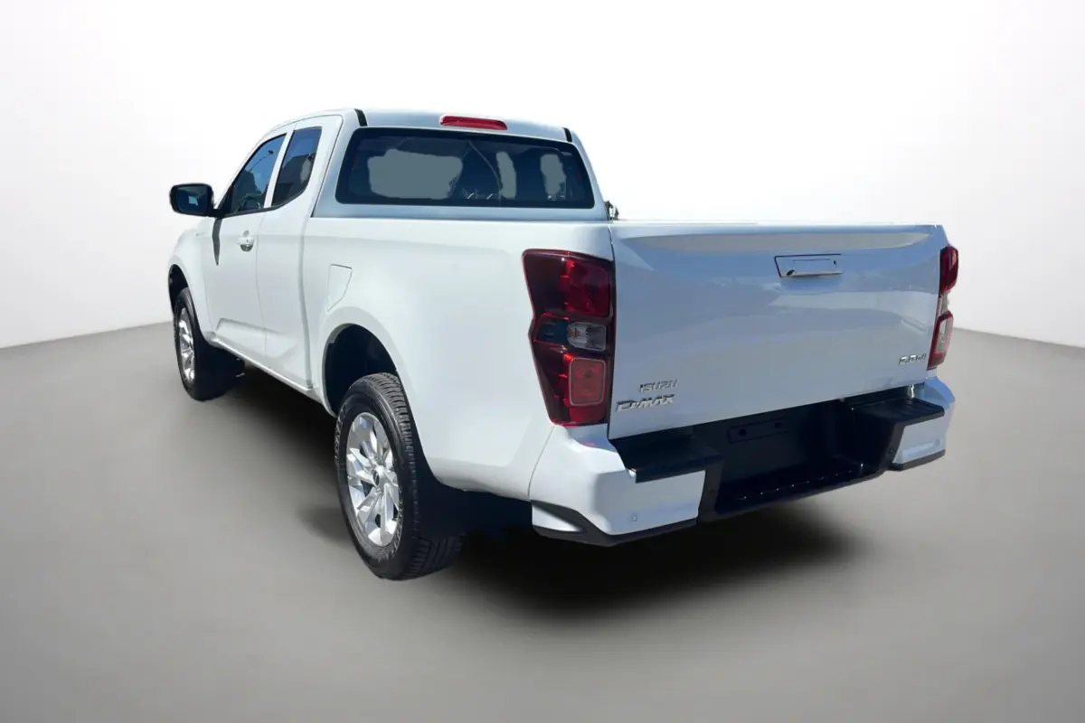 Vue 3/4 arrière gauche d'un Isuzu D-MAX blanc Splash avec jantes alu 18 pouces et hayon fermé.