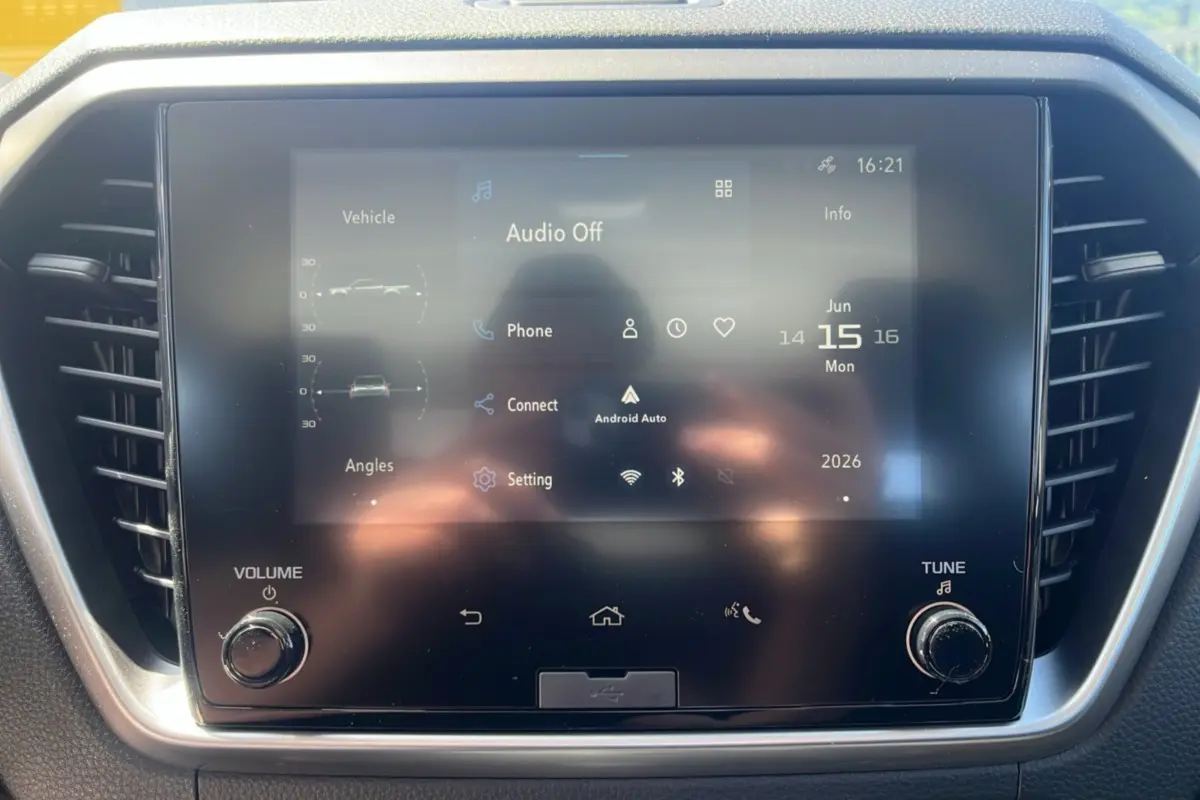 Écran tactile central du tableau de bord de l'Isuzu D-MAX blanc, affichant l'interface Android Auto.