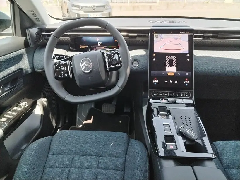 Vue intérieure avant du Citroën C5 Aircross Hybride 2026, avec tableau de bord numérique et écran tactile central.