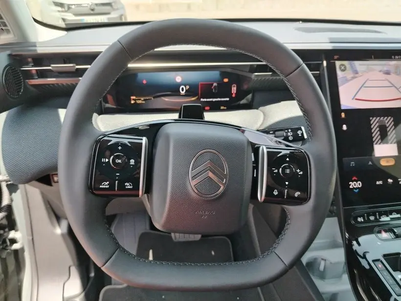 Vue rapprochée du volant noir du Citroën C5 Aircross 2026 avec affichage numérique et écran tactile à droite.