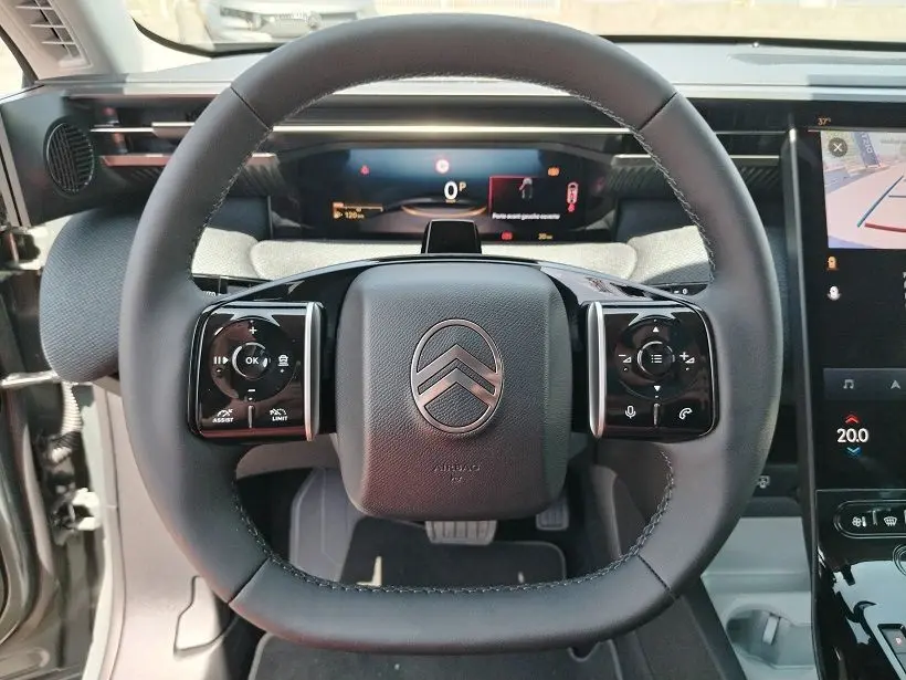 Vue intérieure centrée sur le volant du Citroën C5 Aircross 2026, avec commandes intégrées et tableau de bord numérique.