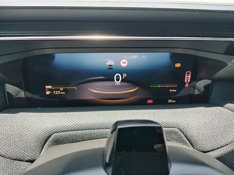 Affichage numérique du tableau de bord du Citroën C5 Aircross Vert Astoria, vue frontale centrée sur l'écran de conduite.