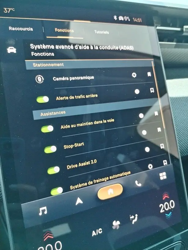 Écran tactile intérieur du Citroën C5 Aircross Hybride 2026 affichant les aides à la conduite, vue rapprochée.