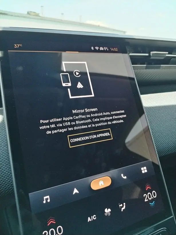 Vue intérieure rapprochée de l’écran tactile du Citroën C5 Aircross 2026 affichant la connexion Mirror Screen.