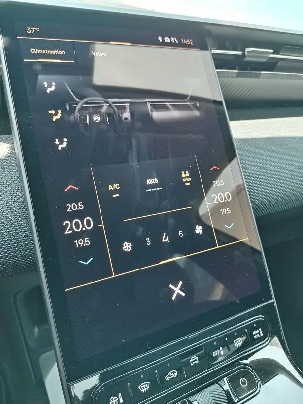 Écran tactile central du Citroën C5 Aircross Vert Astoria, affichant les réglages de climatisation et ventilation.