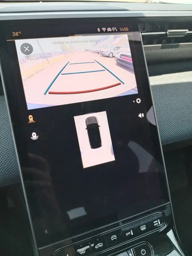 Écran tactile intérieur montrant la caméra de recul et l’affichage 360° du Citroën C5 Aircross Vert Astoria, version hybride 2026.