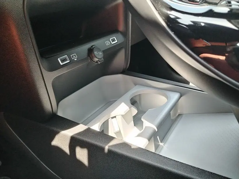 Détail de la console centrale côté conducteur du Citroën C5 Aircross 2026, avec porte-gobelets et prises USB visibles.
