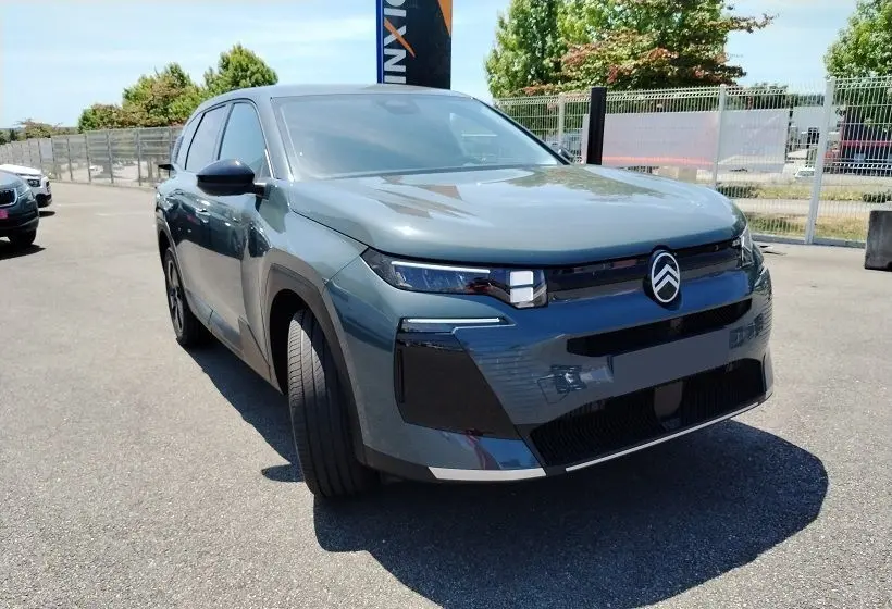 Citroën C5 Aircross Vert Astoria en 3/4 avant droit, mettant en valeur sa calandre moderne et ses lignes anguleuses.