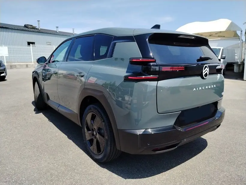 Vue 3/4 arrière droite d’un Citroën C5 Aircross 2026 Vert Astoria avec feux arrière horizontaux et toit noir.