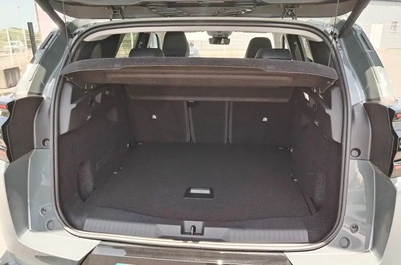 Coffre ouvert vu de l'arrière d'un Citroën C5 Aircross 2026 vert Astoria, montrant l'espace de chargement et la plage arrière.