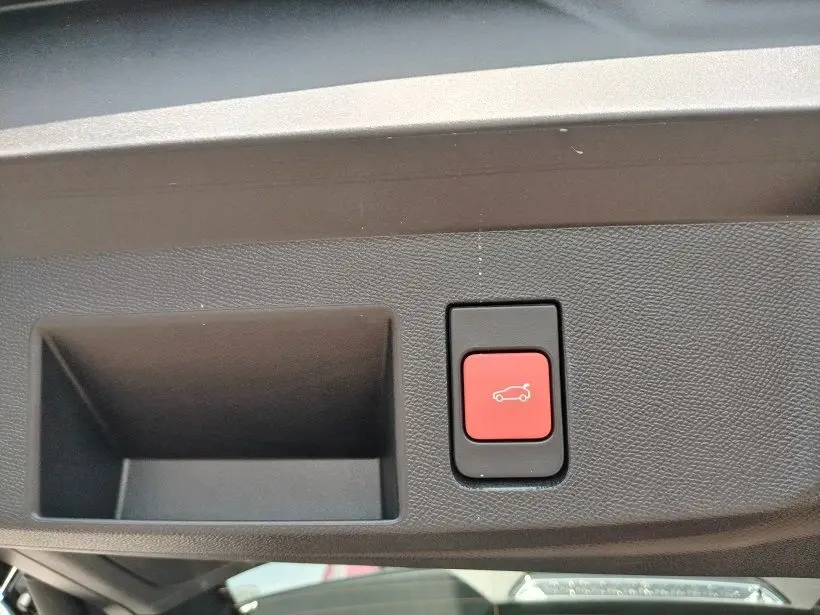 Détail du bouton rouge d'ouverture du coffre sur la porte arrière du Citroën C5 Aircross Vert Astoria 2026.