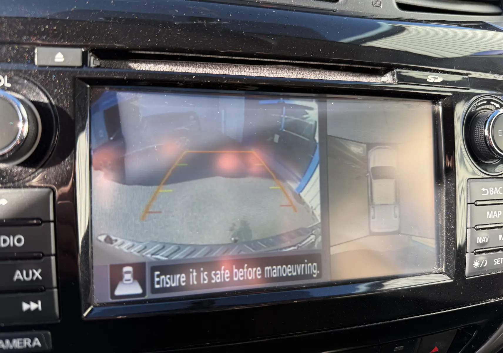 Écran de caméra de recul et vue 360 du Renault Alaskan 2018, affichage intérieur du système d'aide au stationnement.