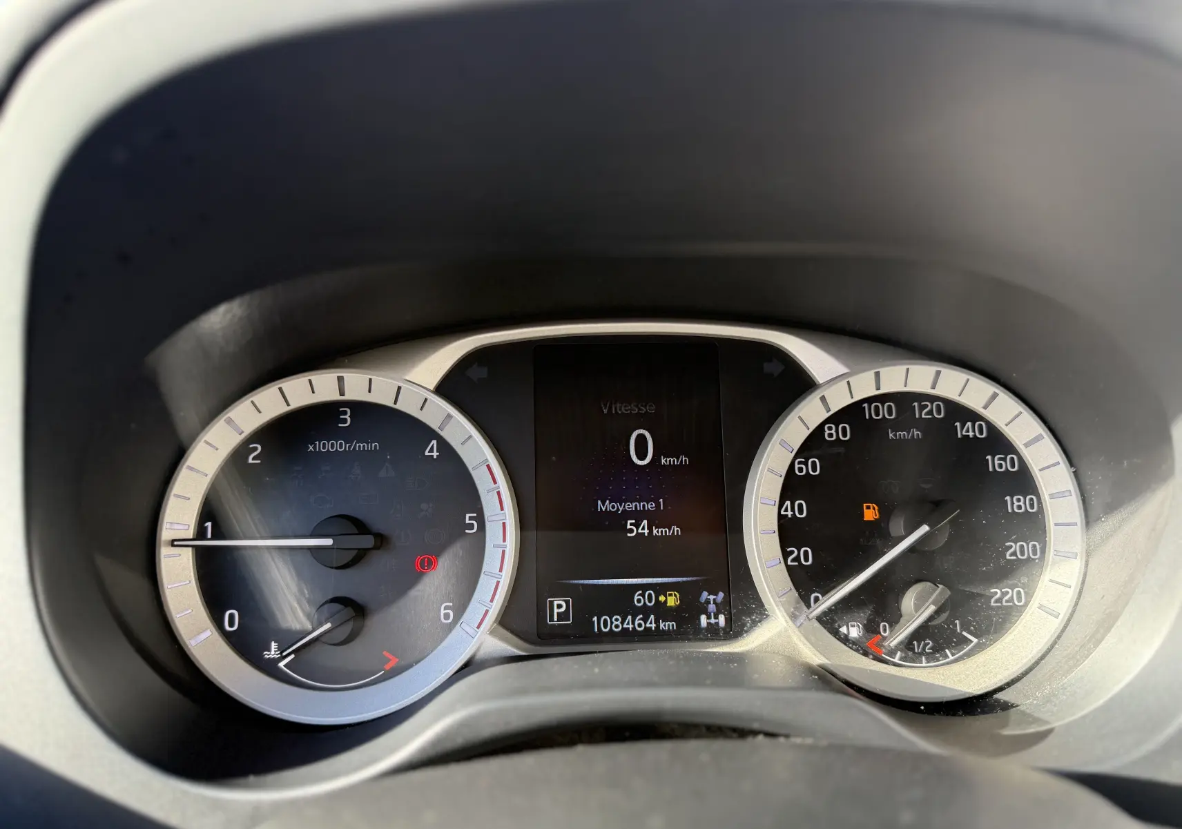 Tableau de bord du Renault Alaskan 2018 montrant compte-tours, vitesse à 0 km/h et jauge de carburant presque vide.