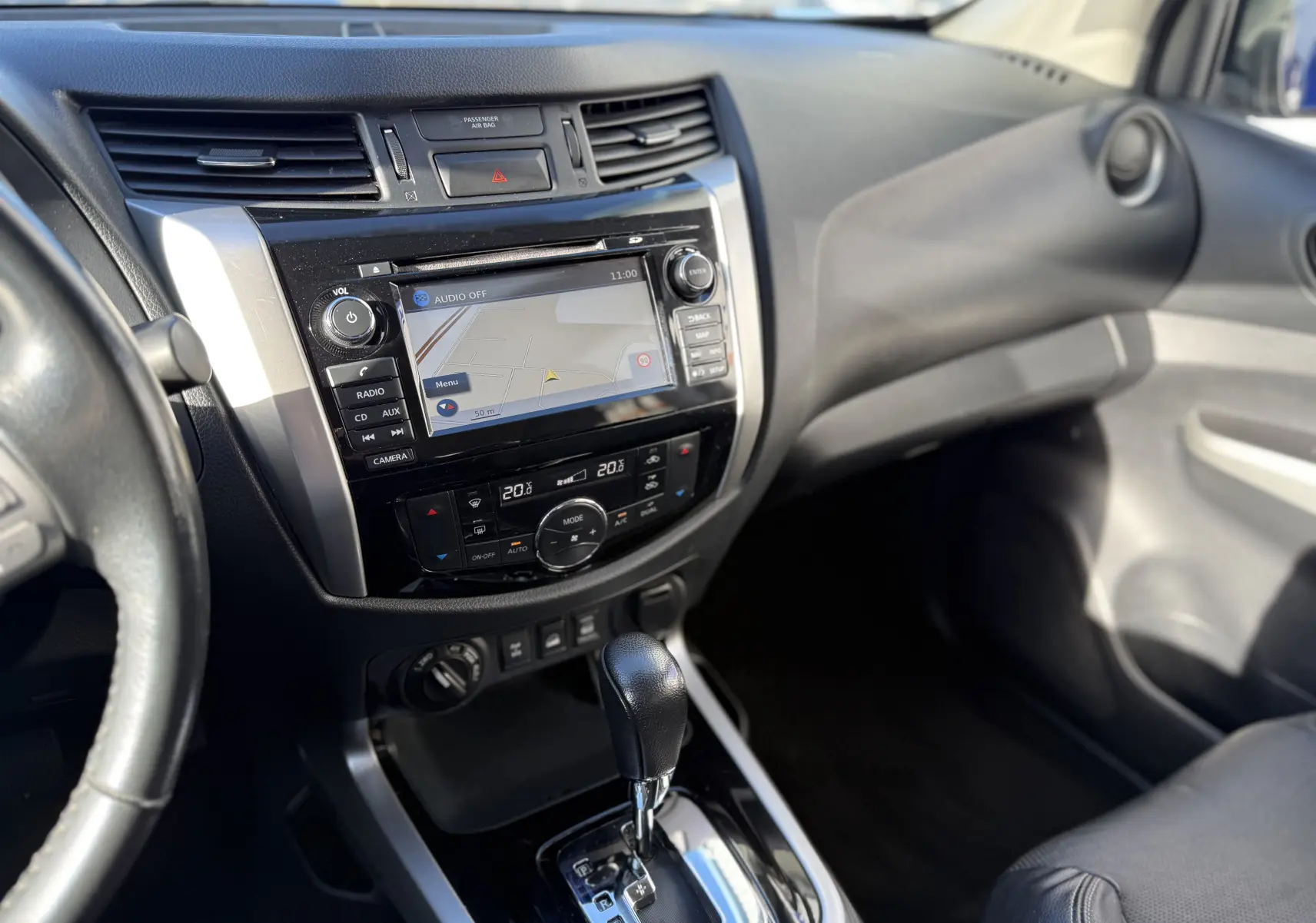 Intérieur du Renault Alaskan 2018, vue du tableau de bord et console centrale avec écran tactile et levier de boîte automatique.