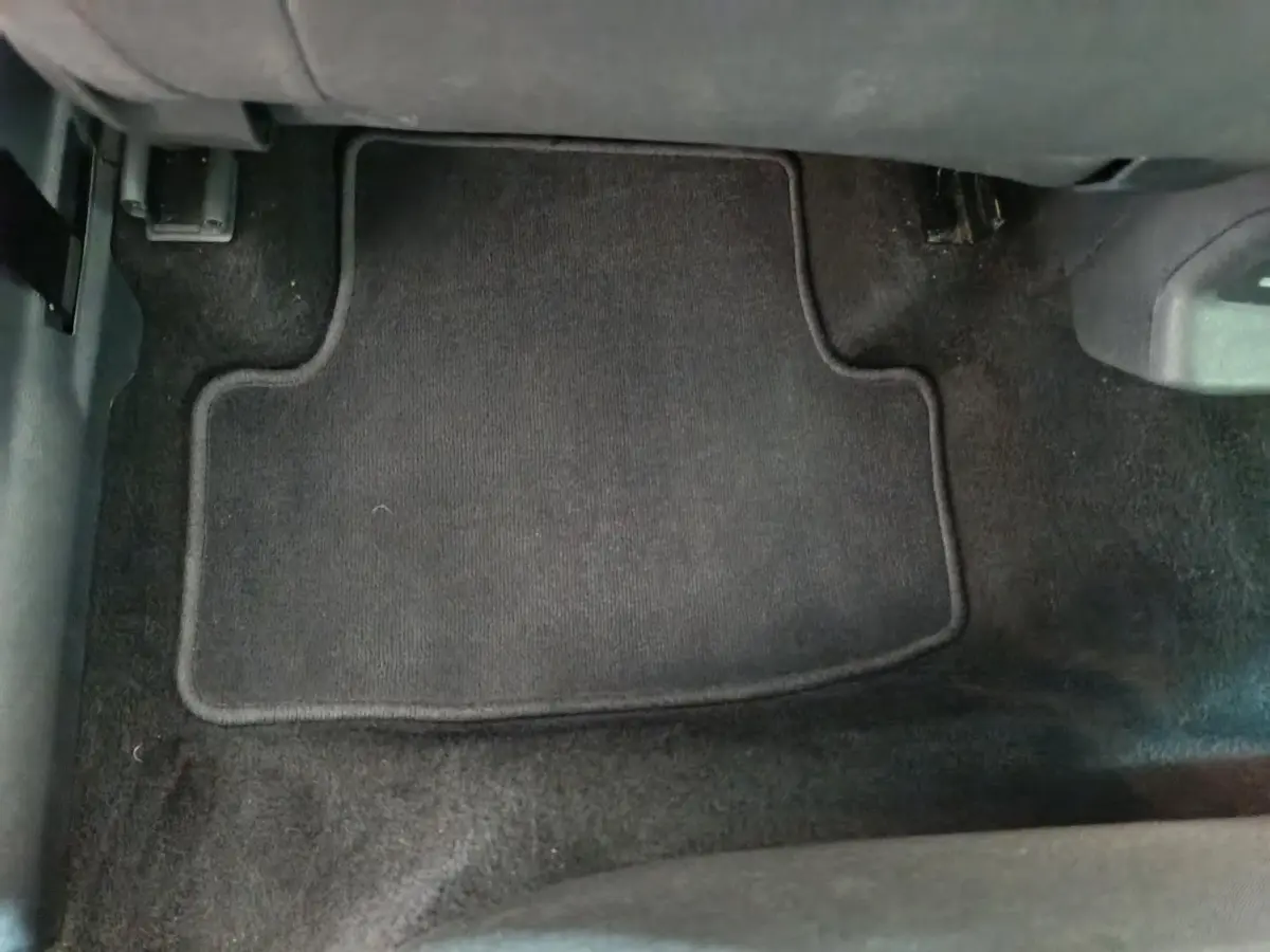 Vue rapprochée du tapis de sol noir côté conducteur du Skoda Karoq blanc 2024, version 2.0 TDI Selection.