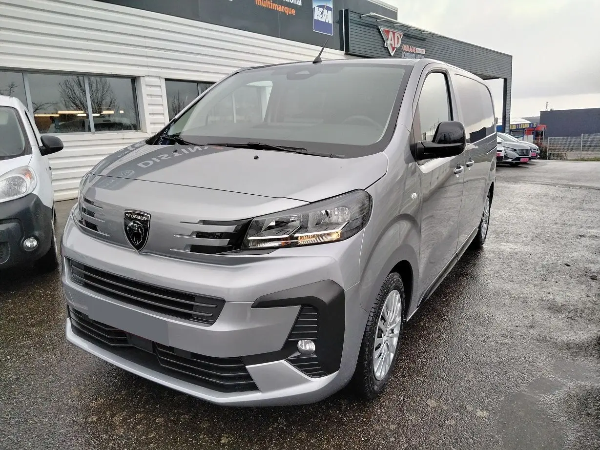 Vue 3/4 avant droit du Peugeot Expert Cabine Approfondie gris Artense avec porte latérale coulissante visible.