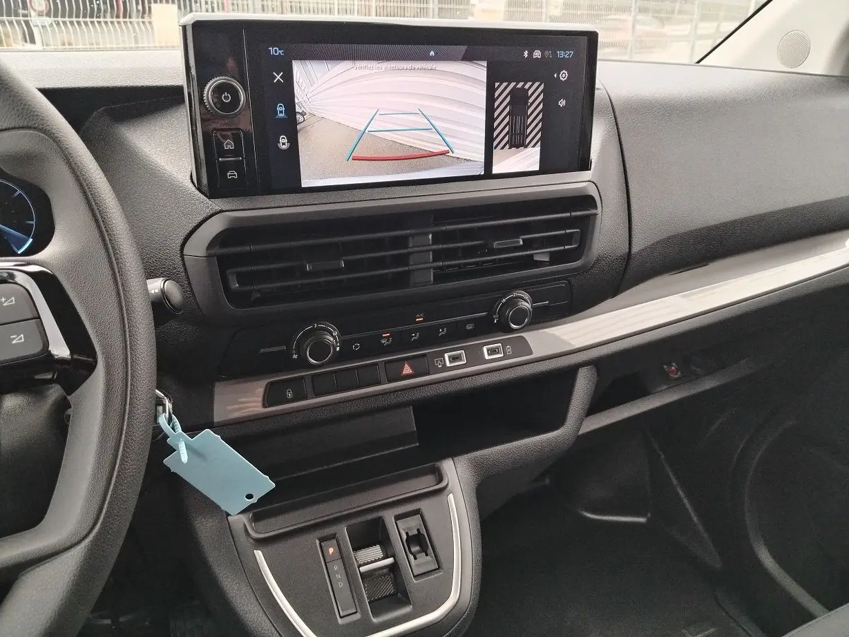 Vue intérieure du tableau de bord du Peugeot Expert Cabine Approfondie 2025, écran tactile avec caméra de recul affichée.
