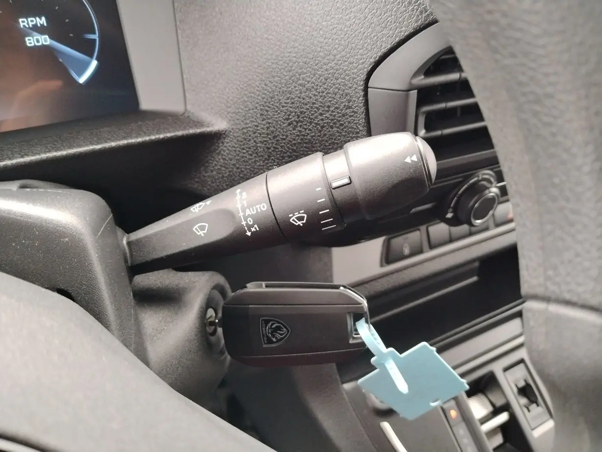 Gros plan sur la clé de contact et la commande d’essuie-glace du Peugeot Expert Cabine Approfondie gris Artense, vue côté gauche.