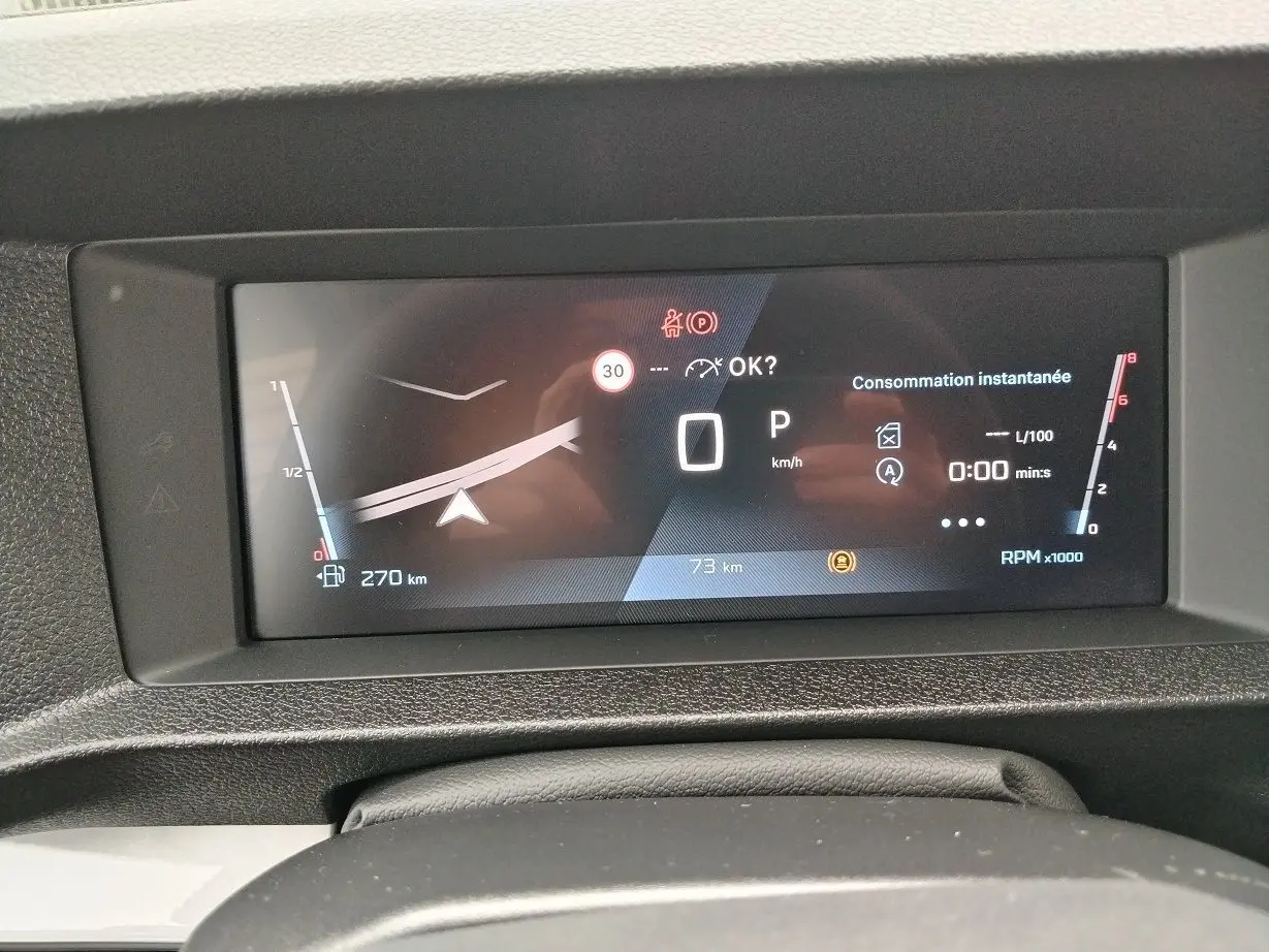 Tableau de bord numérique du Peugeot Expert Cabine Approfondie 2025 affichant la consommation et la vitesse à l'arrêt.