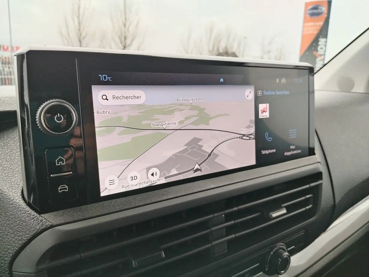 Écran tactile central du Peugeot Expert Cabine Approfondie 2025, vue intérieure côté passager avec navigation affichée.