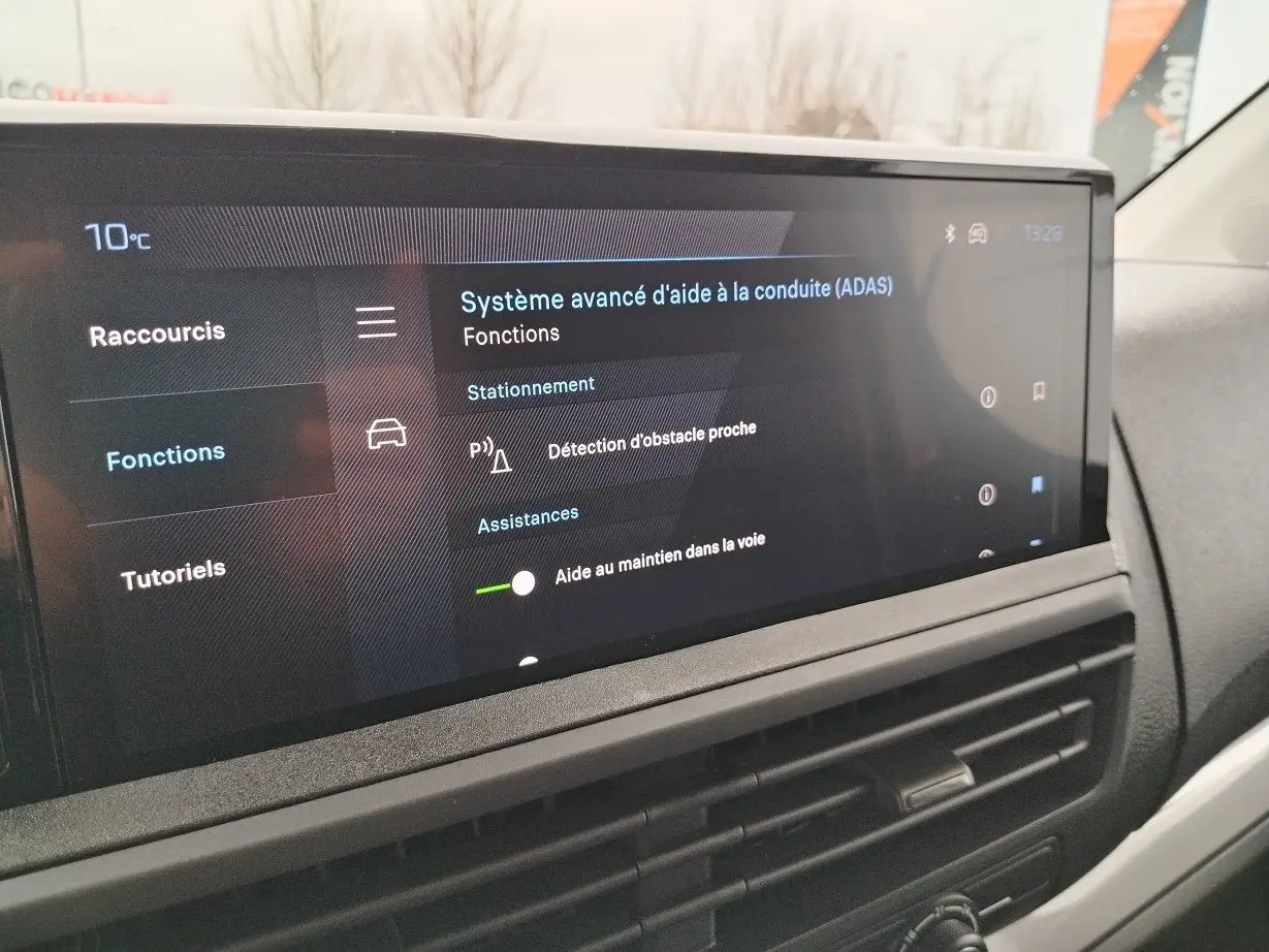 Écran central tactile du Peugeot Expert Cabine Approfondie 2025 affichant les options d’aide à la conduite.