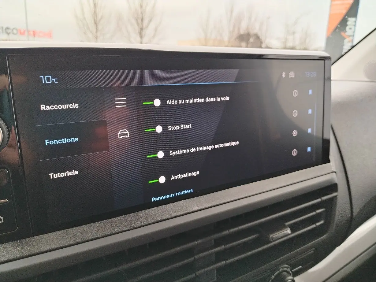 Écran tactile intérieur du Peugeot Expert Cabine Approfondie 2025, affichant les fonctions d’aide à la conduite.