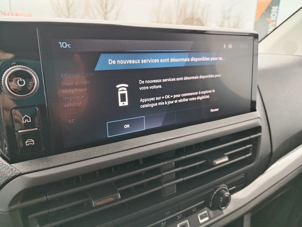 Vue rapprochée de l’écran tactile central et de la console de la Peugeot Expert Cabine Approfondie gris Artense, 2025.