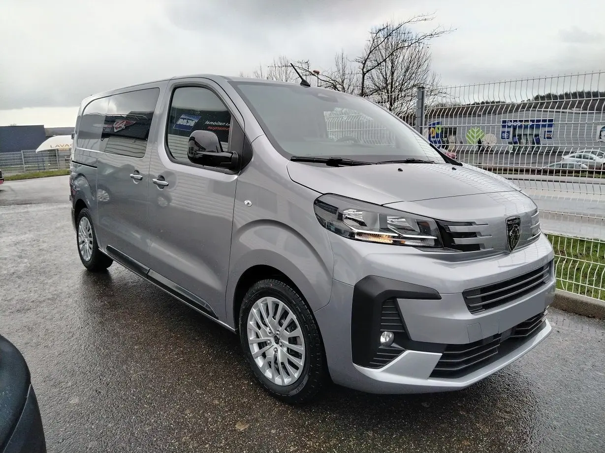 Vue 3/4 avant gauche d’un Peugeot Expert Cabine Approfondie gris Artense avec porte latérale coulissante et jantes alliage.