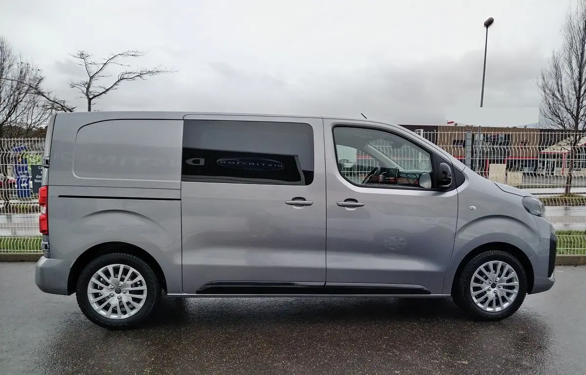 Vue de profil côté droit d'un Peugeot Expert Cabine Approfondie gris Artense avec porte latérale coulissante.