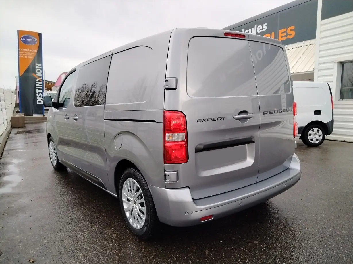 Vue 3/4 arrière droite d'un Peugeot Expert cabine approfondie gris Artense avec vitres teintées et porte latérale coulissante.