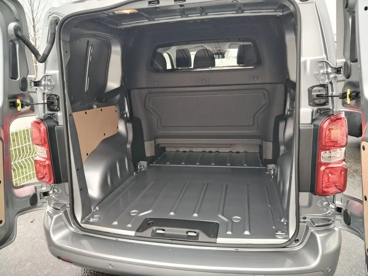 Vue arrière ouverte du Peugeot Expert Cabine Approfondie gris Artense, montrant l’espace de chargement vide et les portes battantes.