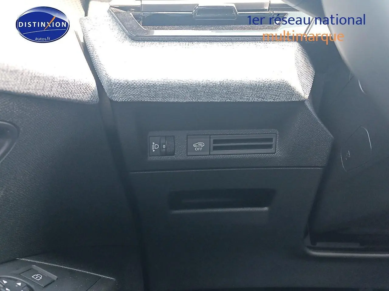 Détail des commandes côté gauche du tableau de bord du Peugeot 3008 bleu 2025, avec réglage phares et désactivation assistances.