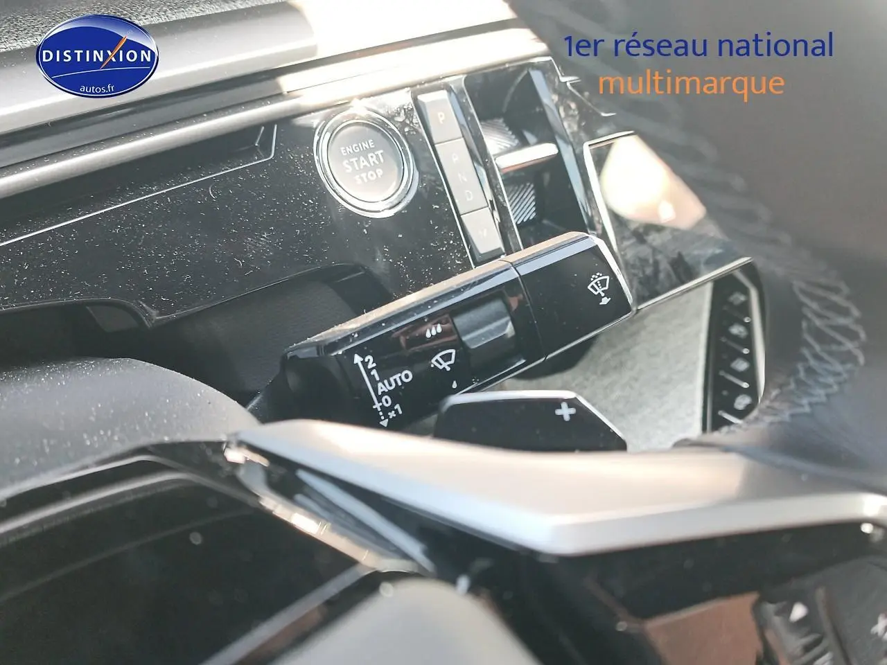 Détail intérieur du Peugeot 3008 2025 montrant le bouton start/stop et la commande d’essuie-glace côté gauche.