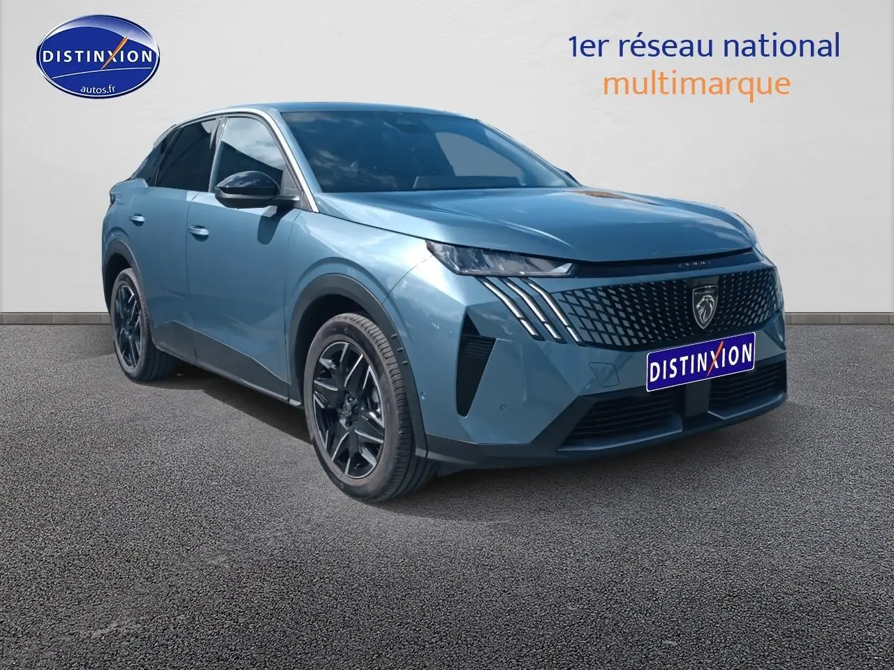 Peugeot 3008 bleu en 3/4 avant droit, avec calandre distinctive et jantes alliage noires.