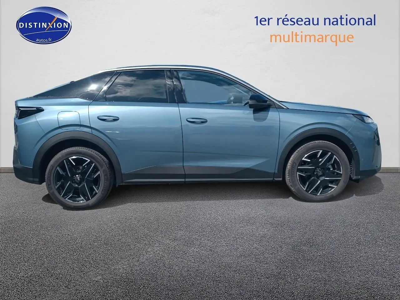 Peugeot 3008 1.2 hybrid 145 allure e-dcs6 bleu vue profil côté gauche sur fond neutre.